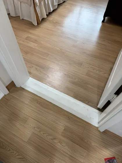 문턱 제거 공사 — 제거 전 흰색 방 문지방