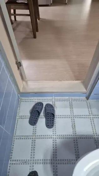 욕실 문지방 제거 — 제거 전 욕실 문지방