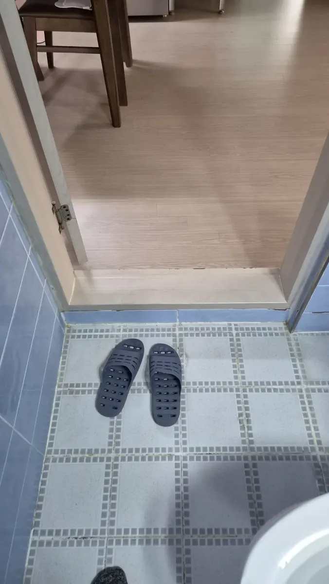 욕실 문지방 제거 — 제거 전 욕실 문지방