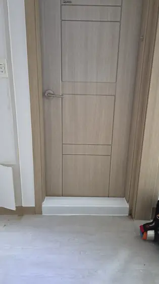 욕실 문턱 높이기 — 거실에서 본 복원한 문턱