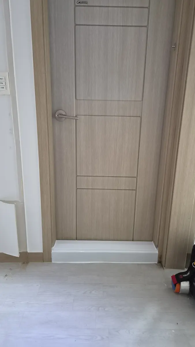 욕실 문턱 높이기 — 거실에서 본 복원한 문턱