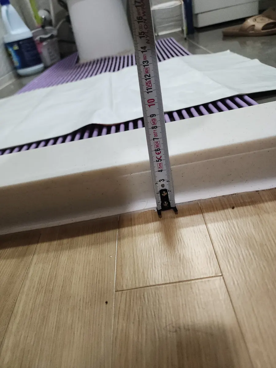 욕실 문지방 낮추기 — 줄자로 잰 기존 문지방 높이