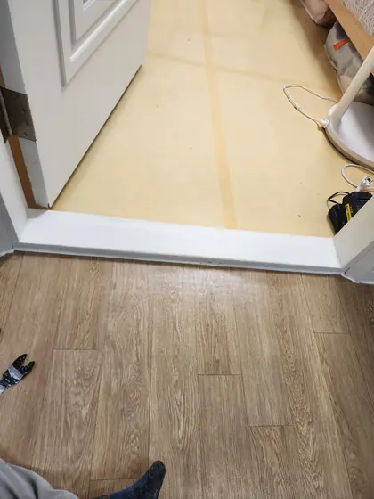 문턱 제거 미장 — 제거 전 흰색 방 문지방