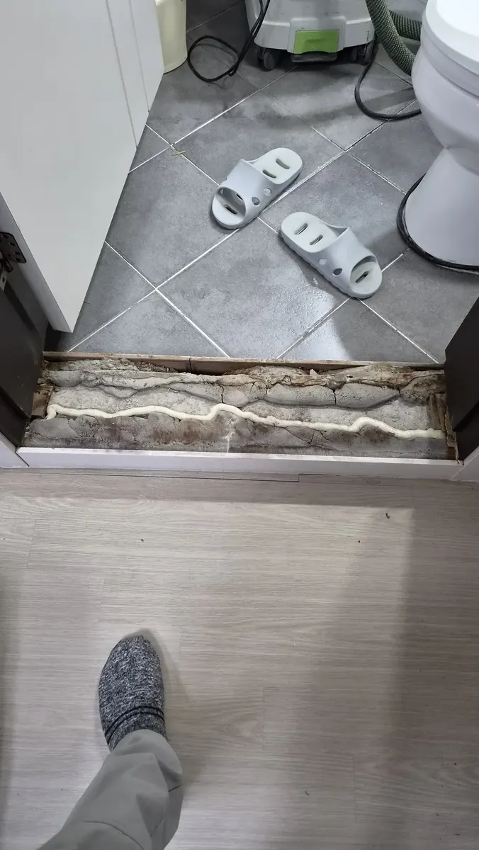 인조대리석 문지방 교체 — 문지방을 걷어낸 자리