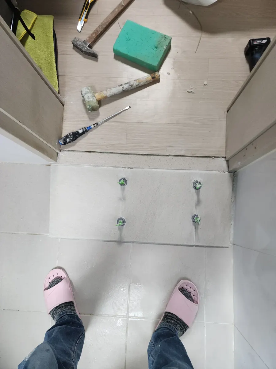 화장실 문턱 경사로 설치 — 문턱 앞에 붙인 경사 타일
